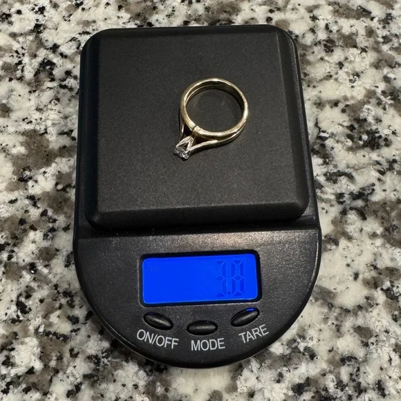 Elegant Gold Diamond Ring - Picture 14 of 14